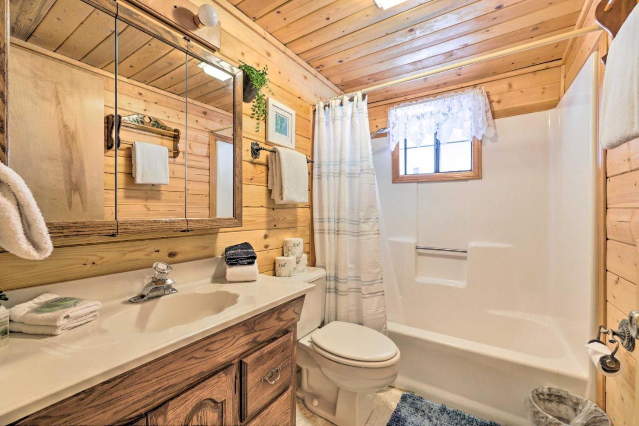 Rustic Duck Creek Village Cabin With Fire Pit! ภายนอก รูปภาพ